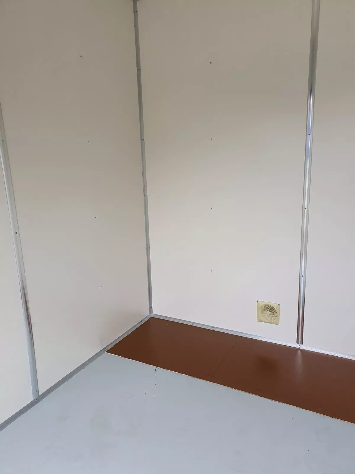40ft High Cube Storage Container – Insulated, Plywood-Lined – empty lined interior corner with metal trim and wall vent
