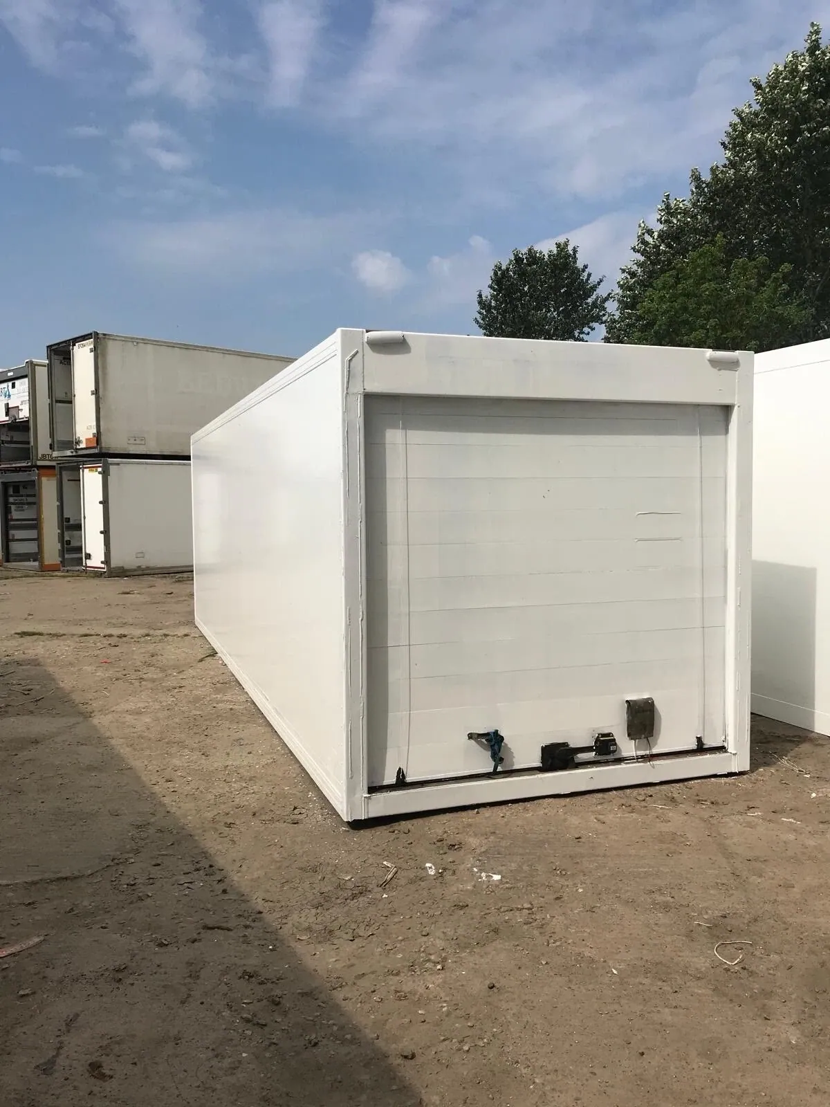 27ft–45ft Used Refrigerated Containers – Chiller & Freezer – three-quarter exterior view of white insulated unit with closed door