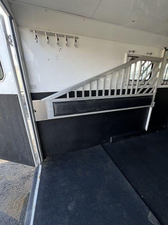 2020 Trails West Sierra 4 Horse Gooseneck – Comfort Package – Interior horse stall area with rubber matting and aluminum divider