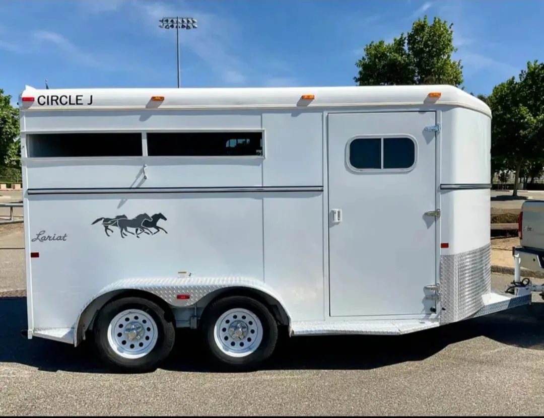 2007 Circle J 2 Horse Trailer – Slant Load – Full right side profile showing the main entry door and windows
