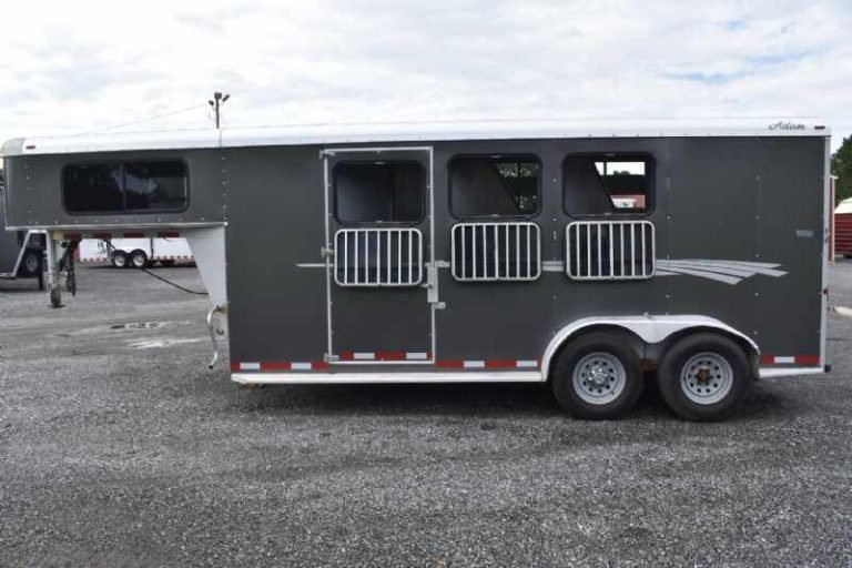 2018 Adam 3 Horse Gooseneck Trailer – Dressing Room – The curb side of the trailer with the drop down windows open