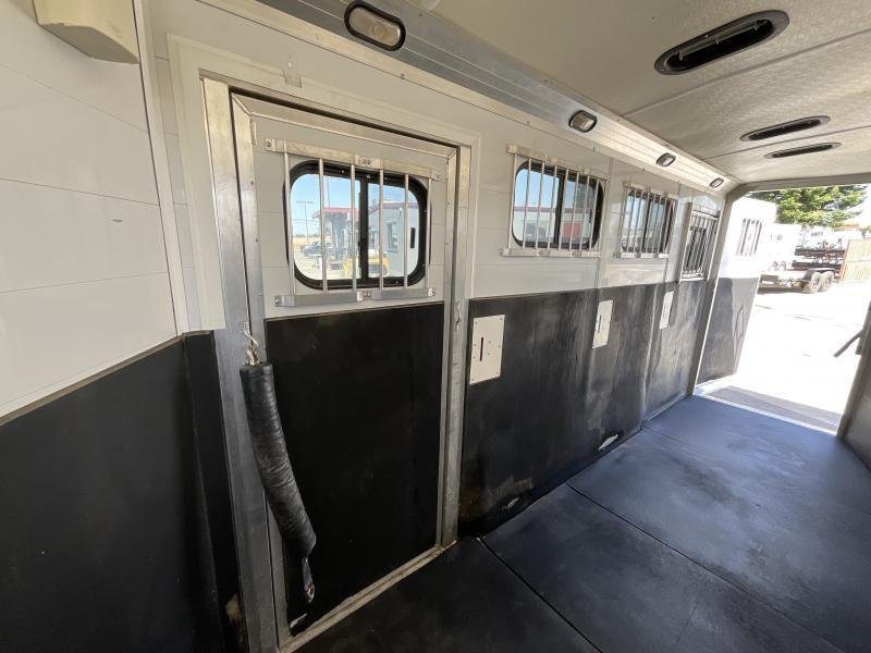 2005 Jamco 4 Horse Gooseneck Trailer – Blue, Air Suspension – Inside the horse stall area looking toward the side windows and door