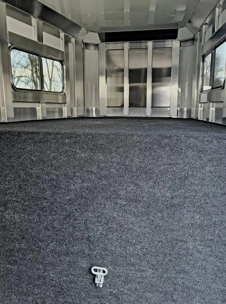 2023 4 Star 23 ft Horse Trailer – 2+1 Gooseneck – Carpeted dressing room area inside the gooseneck section of the trailer