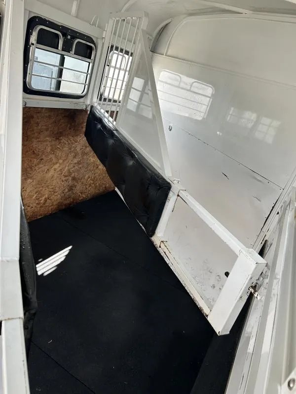 2000 Morgan Built 3 Horse Trailer – Bumper Pull – Interior view showing the padded stall dividers and side windows