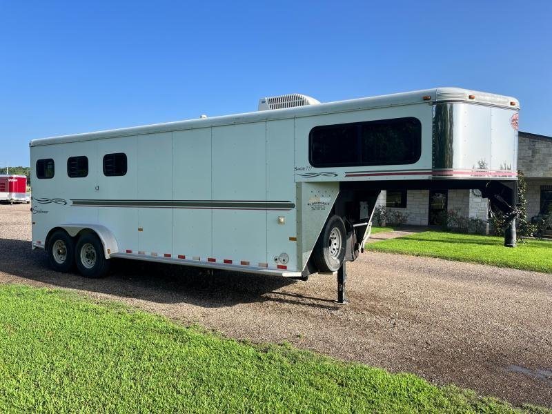 2004 Sundowner 3 Horse Trailer – Weekender Living Quarters – Full three-quarter view of white horse trailer exterior with chrome nose and gooseneck hitch