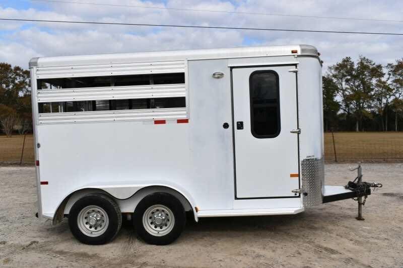 2005 Sundowner 2 Horse Trailer – Sunlite Straight Load – Full side view of white horse trailer with entry door and slats