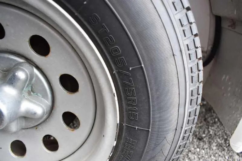 2003 Featherlite 2HST 2 Horse Trailer – Aluminum – Close-up of the tire showing the size markings and silver rim