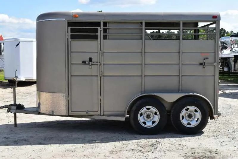 2010 Calico 2 Horse Trailer – Steel, Walk-In Dressing Room – Left side view of the grey horse trailer with the entry door closed
