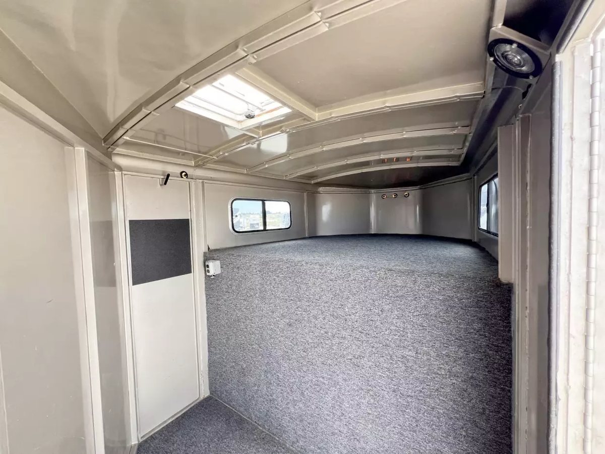 2001 Titan 3 Horse Gooseneck Trailer – Steel, Dressing Room – Wide view of the carpeted dressing or sleeping area with skylight