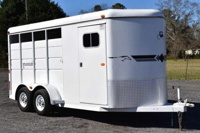 2002 Logan Coach 3 Horse Trailer – Steel, Dressing Room – Front three-quarter view of a white three-horse bumper pull trailer