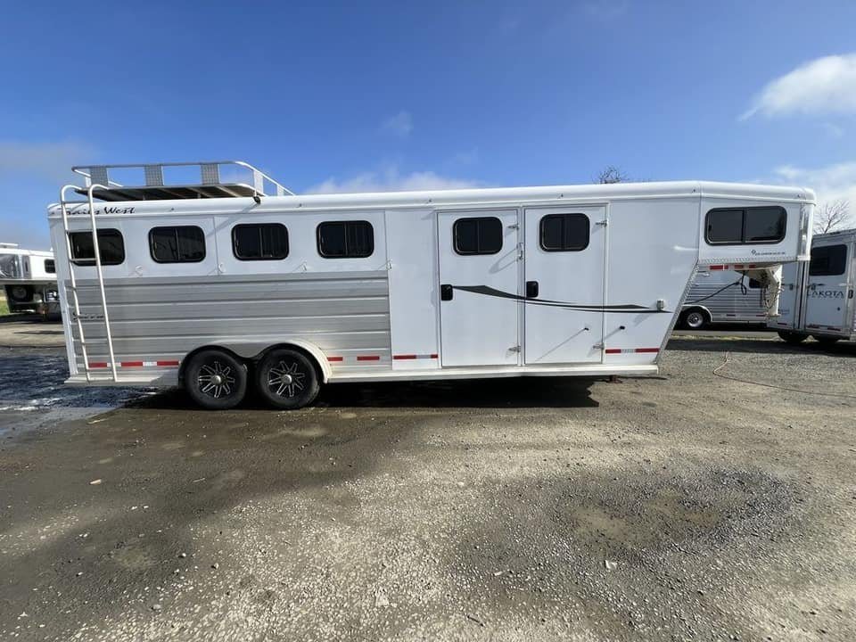 2020 Trails West Sierra 4 Horse Gooseneck – Comfort Package – Full driver side profile of the white four horse trailer