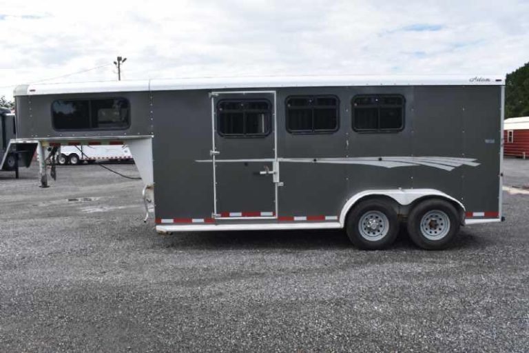 2018 Adam 3 Horse Gooseneck Trailer – Dressing Room – The curb side of the grey horse trailer with closed windows and doors