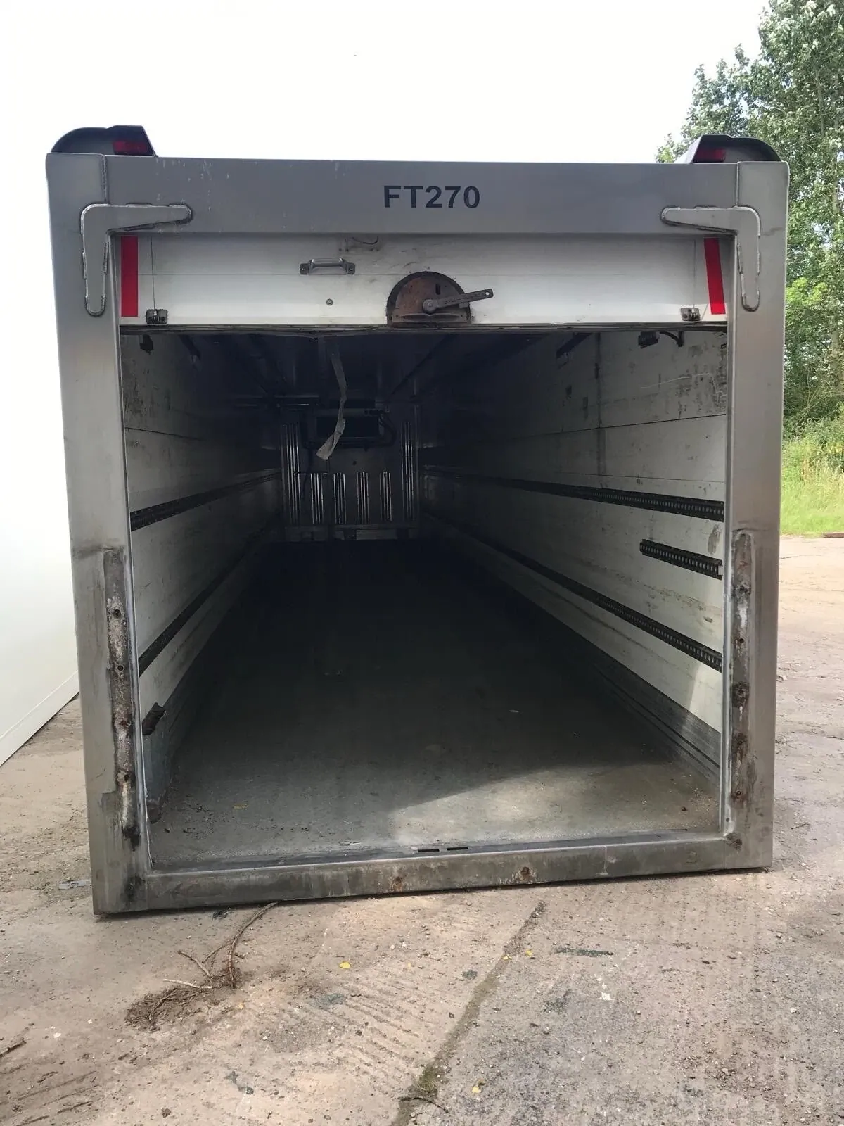27ft–45ft Used Refrigerated Containers – Chiller & Freezer – Open refrigerated container entrance with worn empty interior