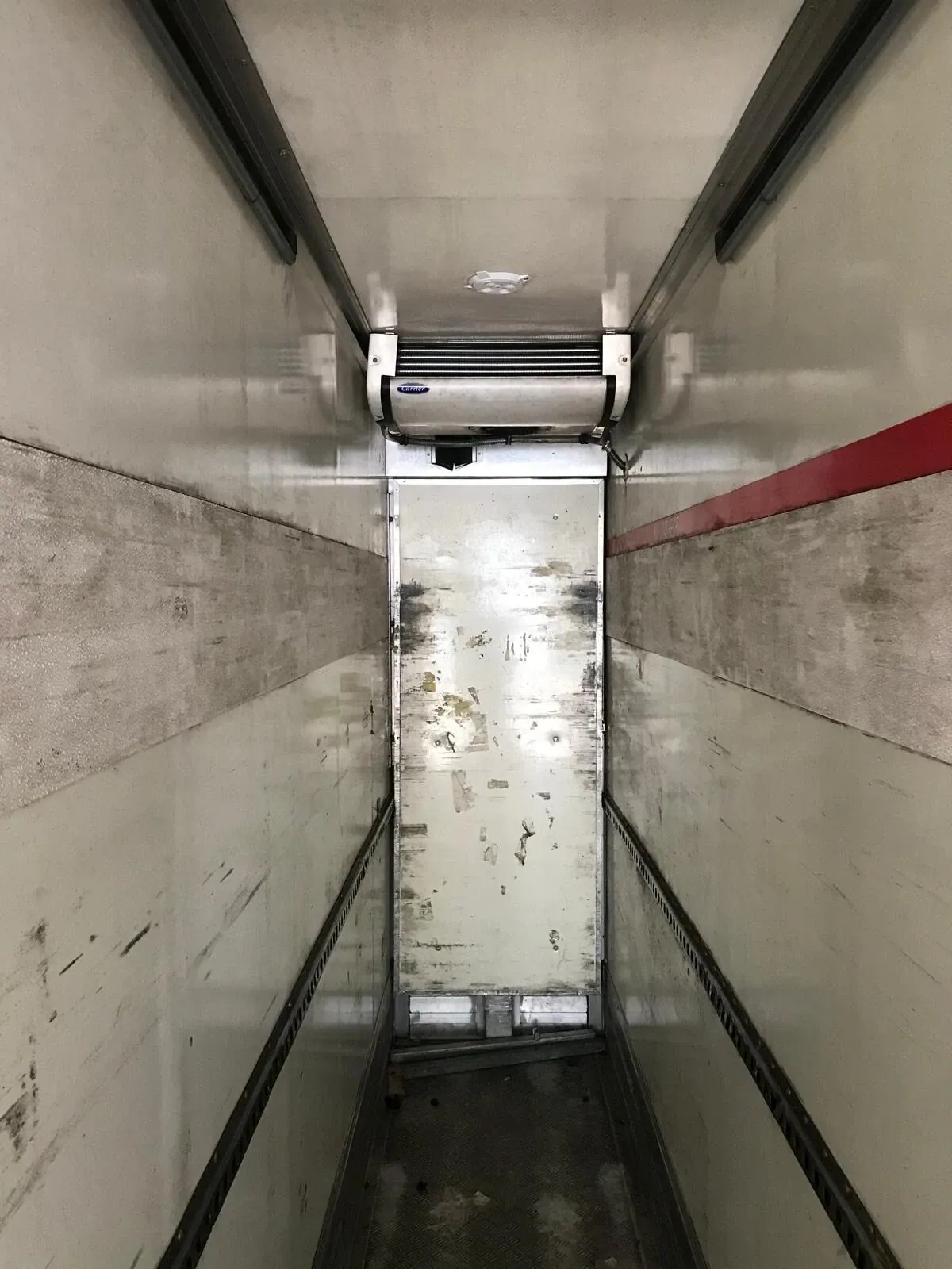 27ft–45ft Used Refrigerated Containers – Chiller & Freezer – Empty refrigerated interior with scuffed walls and overhead cooling unit