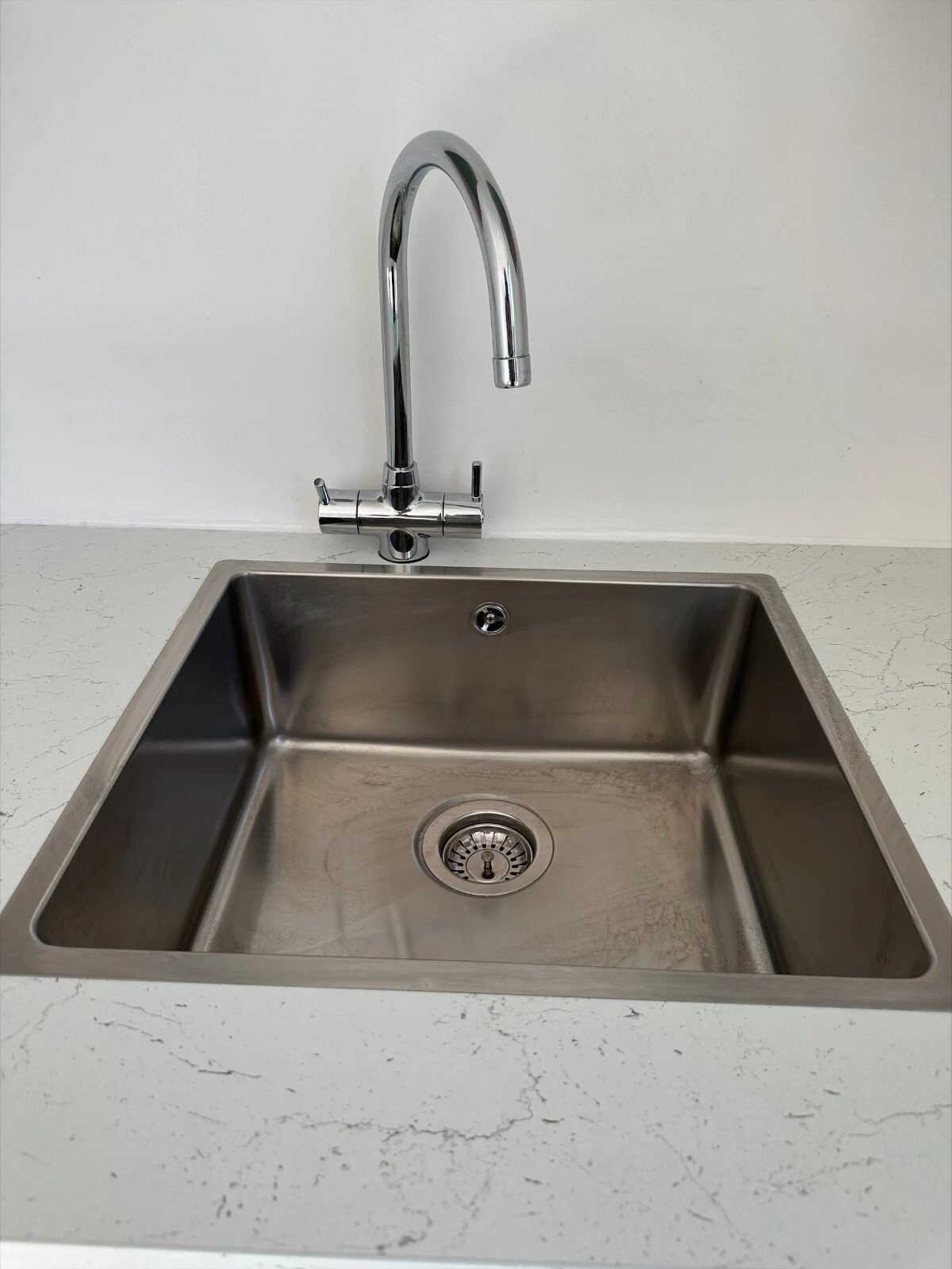 7.5m Modular Office – Kitchenette and Private Bathroom – stainless steel sink and curved chrome tap in white countertop