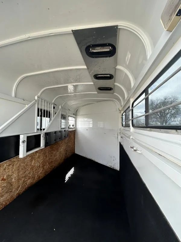 2000 Morgan Built 3 Horse Trailer – Bumper Pull – The interior horse bay area looking forward with rubber matting and wooden walls