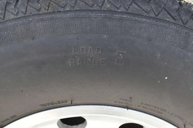 2002 Kiefer Built 2 Horse Bumper Pull – Dressing Room – Extreme close up of tire sidewall showing load range information