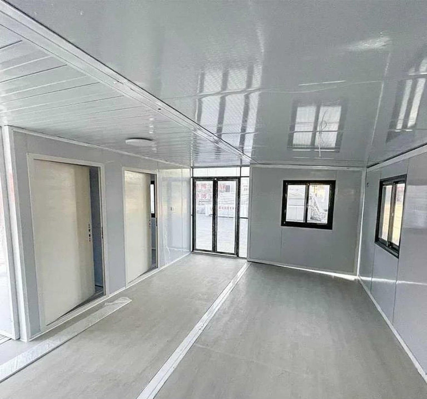 40ft Foldable Home – 3 Bedrooms, Glazed Front – Insulated shell with sliding bedroom doors and a glazed end elevation