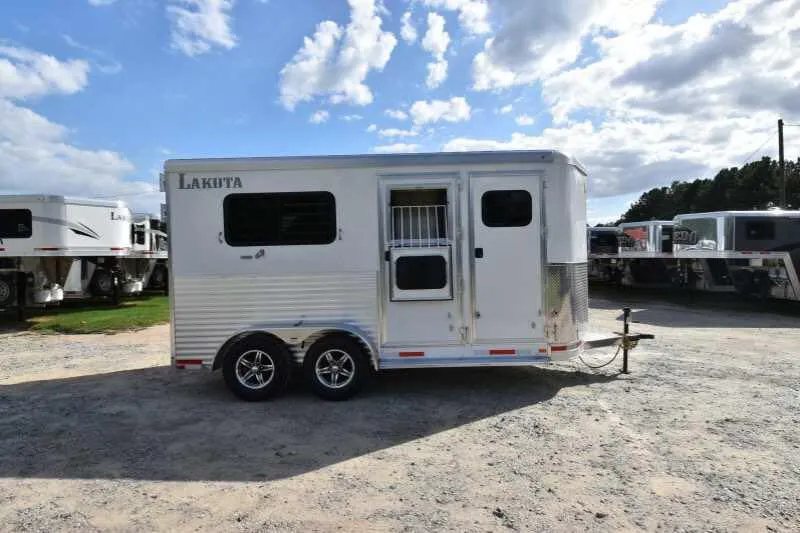 2018 Lakota 2HBPST 2 Horse Trailer – Dressing Room – Side profile view of the white horse trailer with windows and double axles