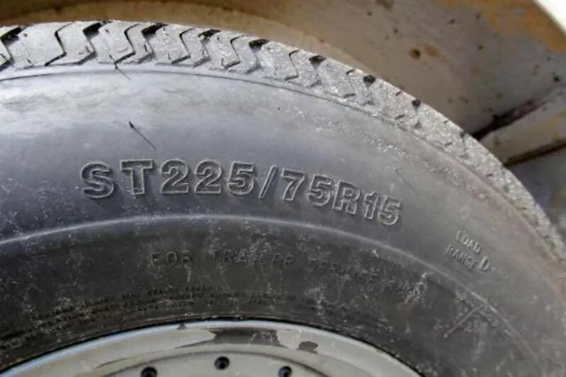 2003 Sundowner 2 Horse Trailer – Dressing Room – Close-up view of the tire sidewall showing the size markings