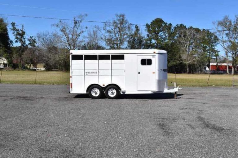 2002 Logan Coach 3 Horse Trailer – Steel, Dressing Room – Full passenger side view of the white horse trailer in a gravel lot