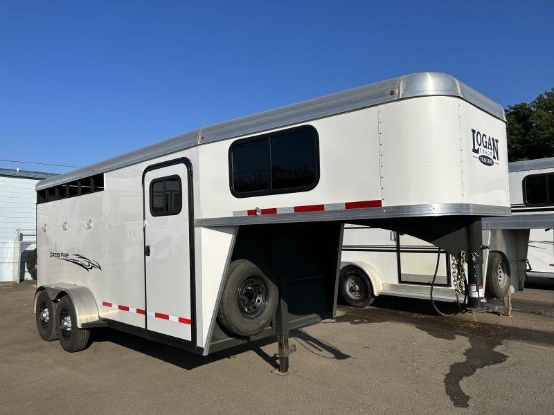 2022 Logan Coach Crossfire 3 Horse Trailer – Swing-Out Saddle Rack – Side profile of the gooseneck horse trailer with tack room door visible