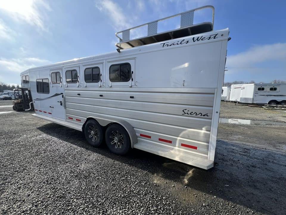 2020 Trails West Sierra 4 Horse Gooseneck – Comfort Package – Rear three-quarter view of a white gooseneck trailer with silver siding