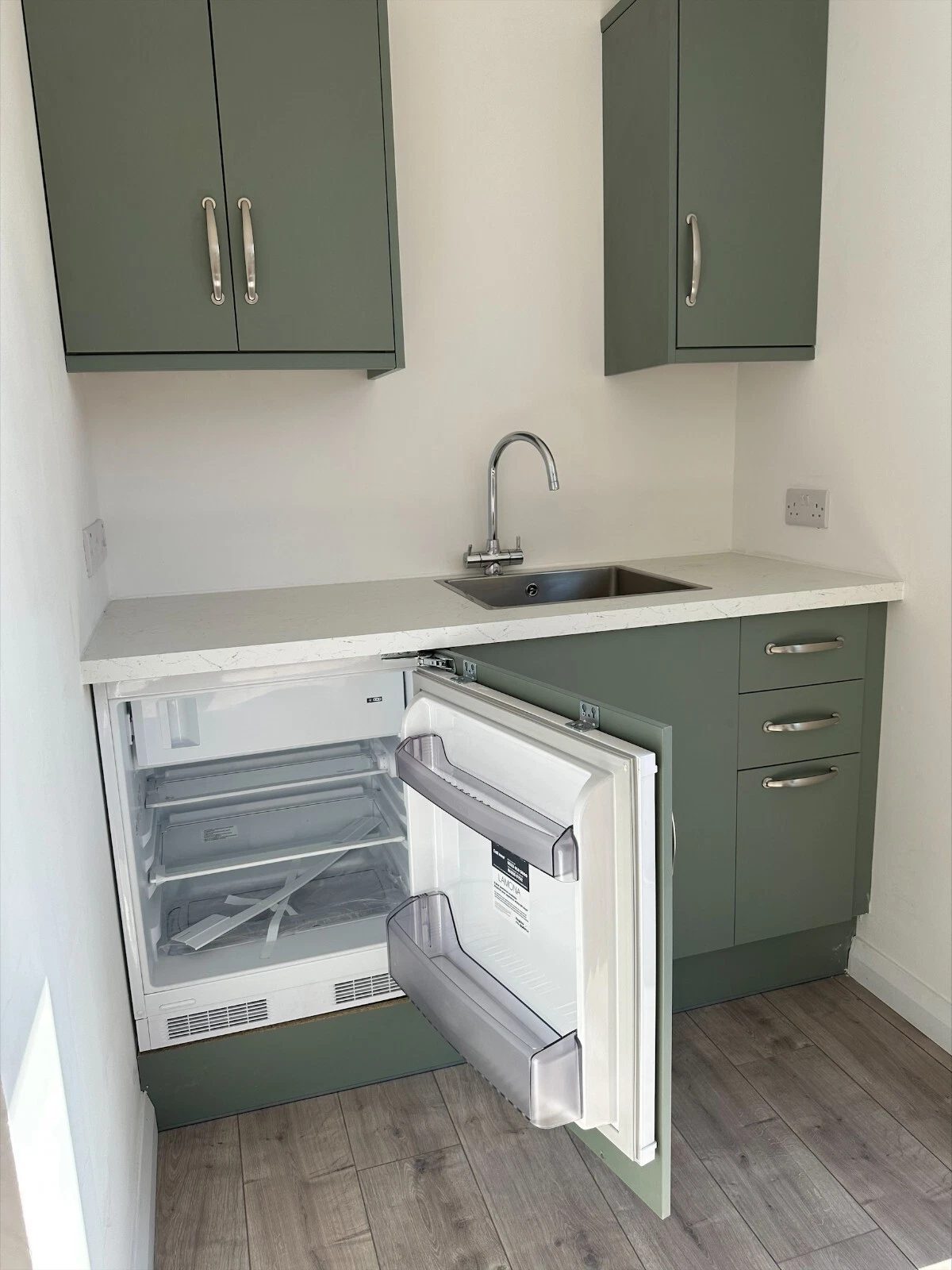 7.5m Modular Office – Kitchenette and Private Bathroom – compact kitchenette with green cabinets and open undercounter refrigerator