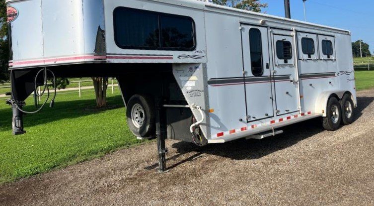2004 Sundowner 3 Horse Trailer – Weekender Living Quarters – Front three-quarter view showing the landing gear and spare tire under the gooseneck