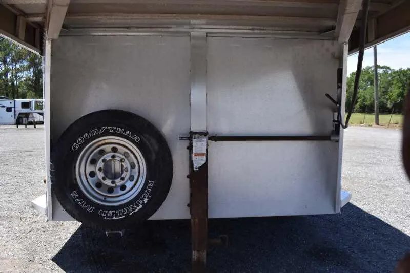 2006 Adam 7302 3 Horse Trailer – Aluminum, Dressing Room – The front under-neck area showing the jack and spare tire