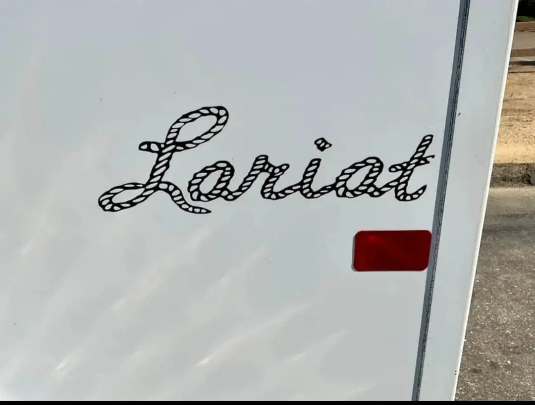 2007 Circle J 2 Horse Trailer – Slant Load – Close-up of a decorative rope font decal on white metal