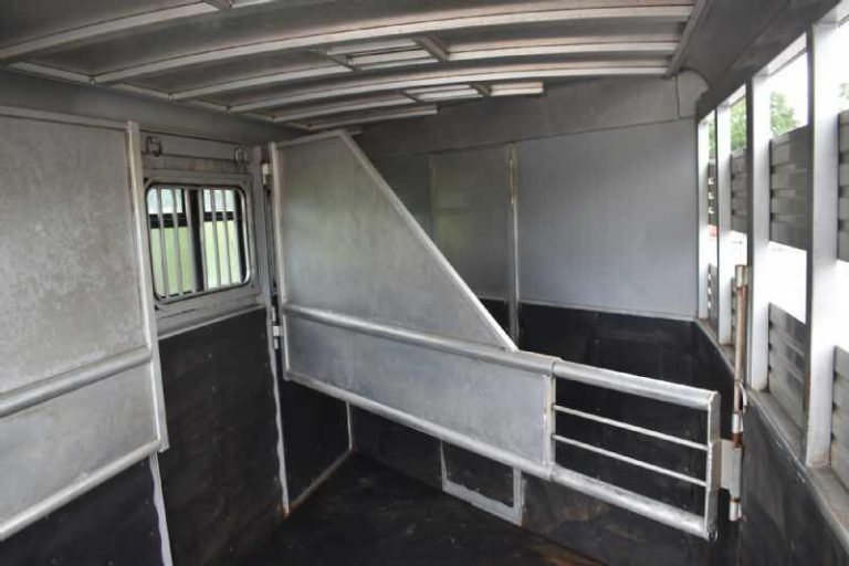 2018 Adam 3 Horse Gooseneck Trailer – Dressing Room – Internal horse stall area with aluminum dividers and rubber floor matting