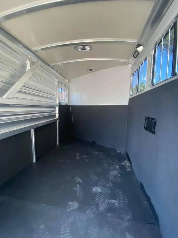 2011 Cimarron 3 Horse Bumper Pull – Insulated Roof – Empty horse area interior showing clean rubber floor mats