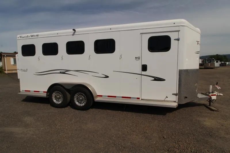 2019 Trails West 4 Horse Trailer – Convenience Package – Curb side exterior of the white horse trailer with closed doors