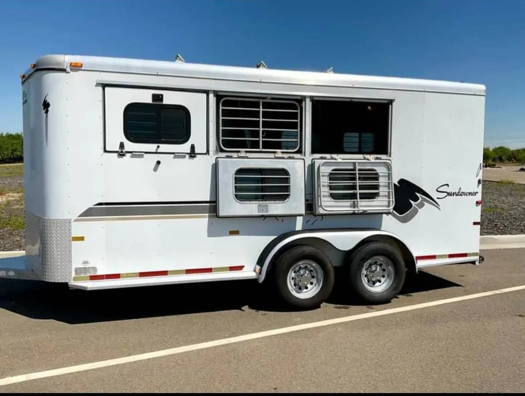 1999 Sundowner 3 Horse Trailer – Removable Rear Tack – Side view of the trailer with one drop-down window fully open