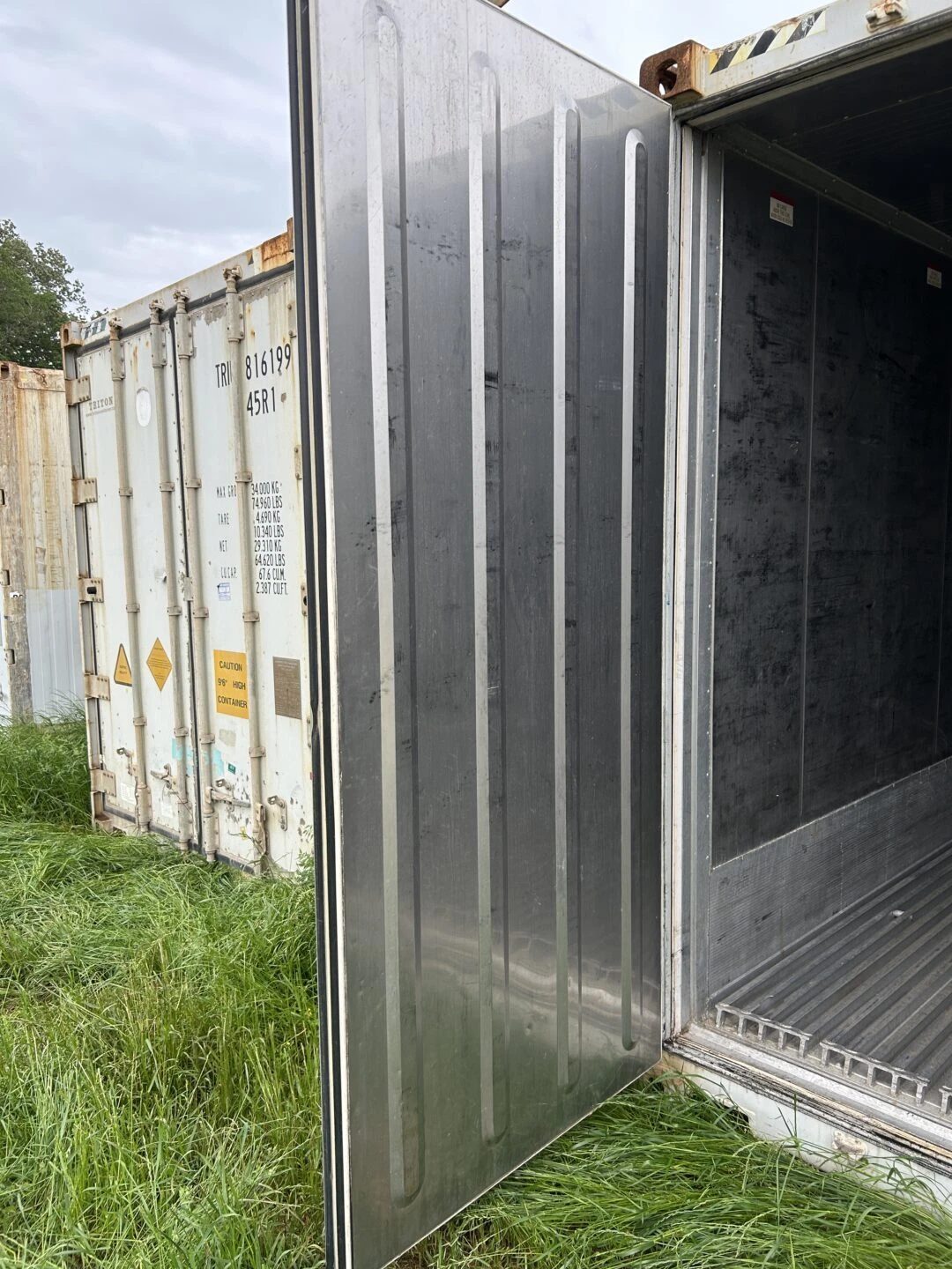 40ft High Cube Refrigerated Container – Insulated Storage – open refrigerated container door with metal interior and ribbed floor (5)