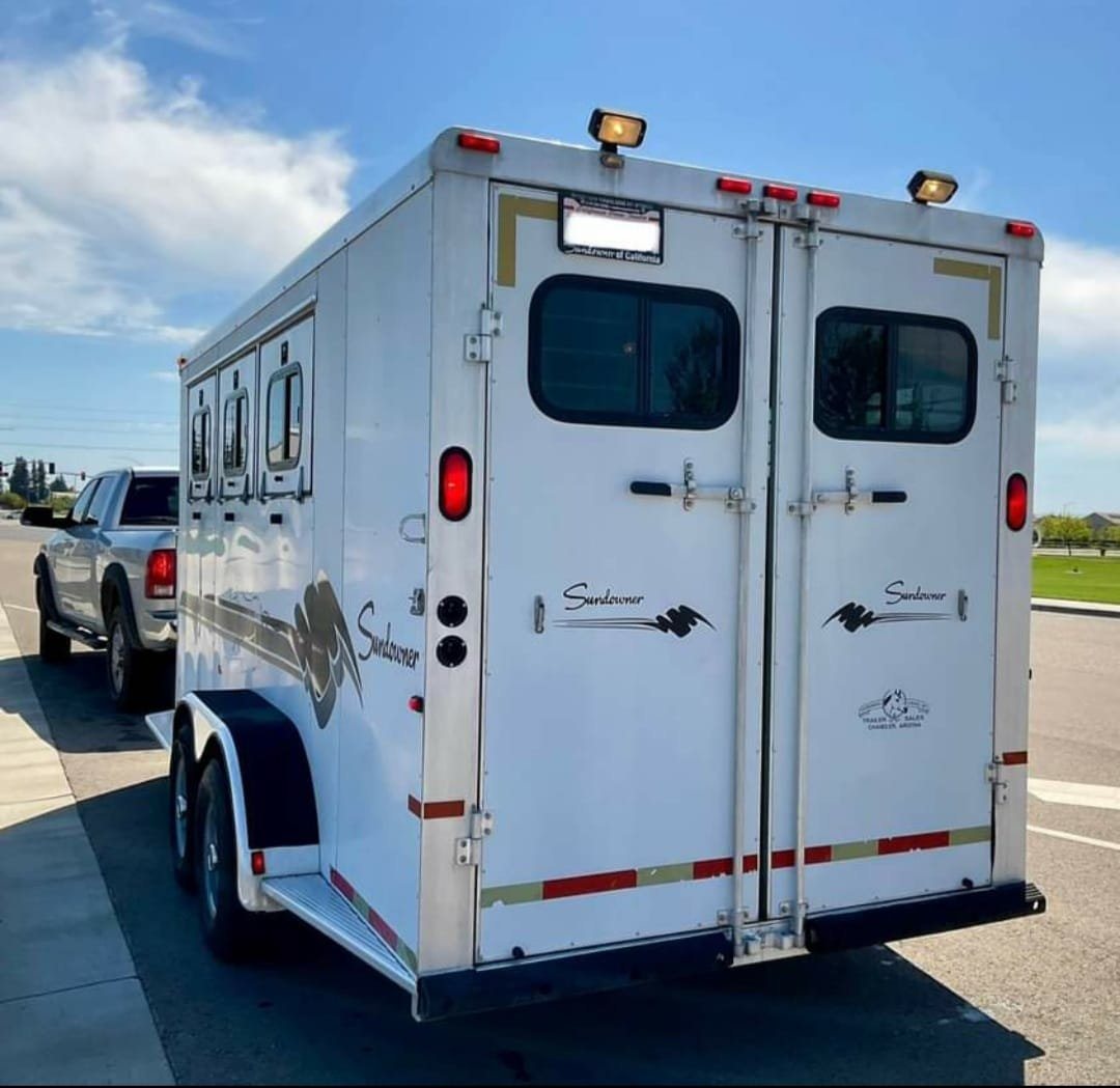 1999 Sundowner 3 Horse Trailer – Removable Rear Tack – Rear view of a white horse trailer with double doors and taillights