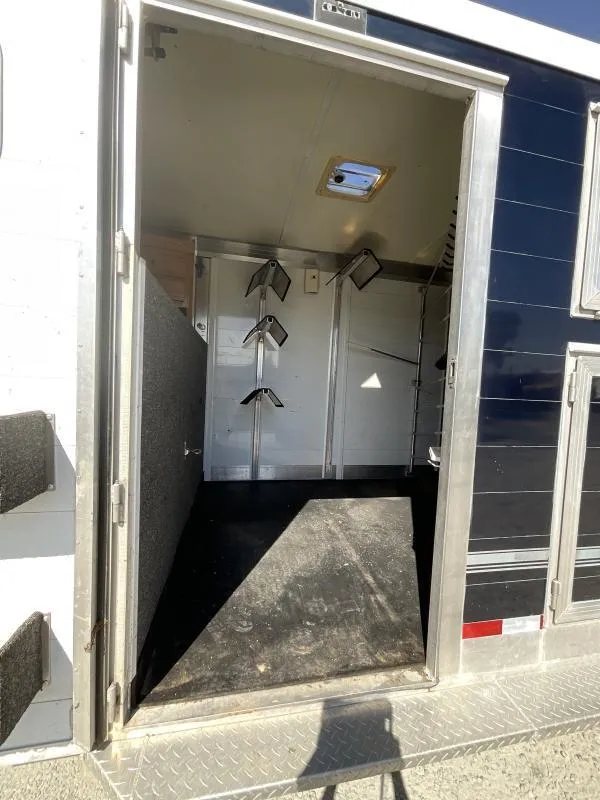 2005 Jamco 4 Horse Gooseneck Trailer – Blue, Air Suspension – Looking into the tack room from an open side door