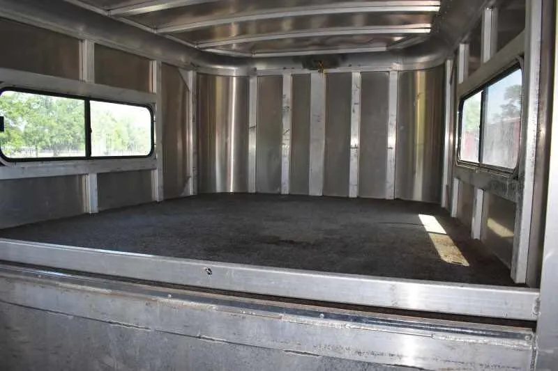 2006 Adam 7302 3 Horse Trailer – Aluminum, Dressing Room – Carpeted dressing area inside the gooseneck section with windows