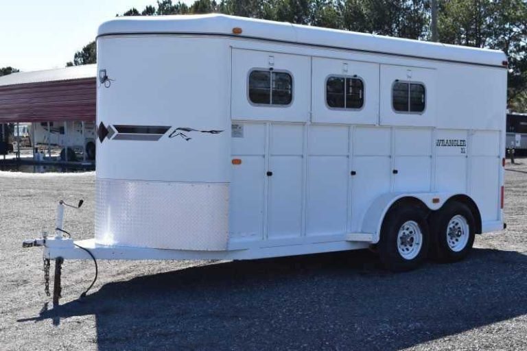 2002 Logan Coach 3 Horse Trailer – Steel, Dressing Room – Front three-quarter view from the driver side showing the hitch and nose