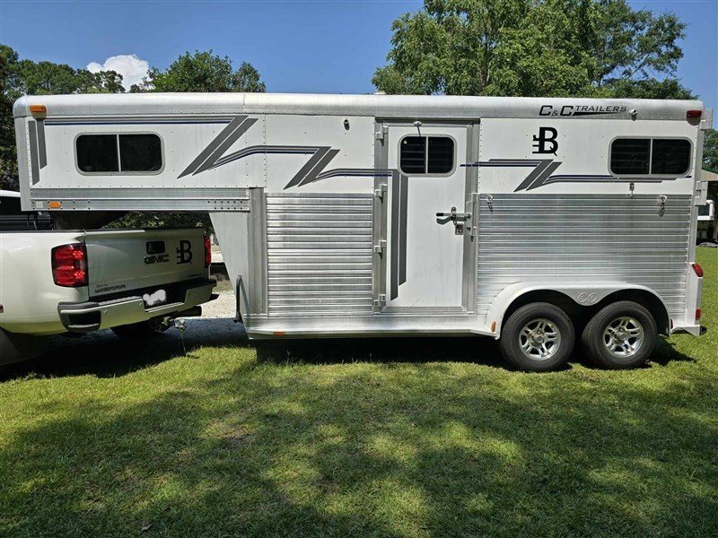 2000 C&C 2 Horse Gooseneck Trailer – Aluminum, Dressing Room – Full left side profile of the gooseneck trailer showing graphics and doors