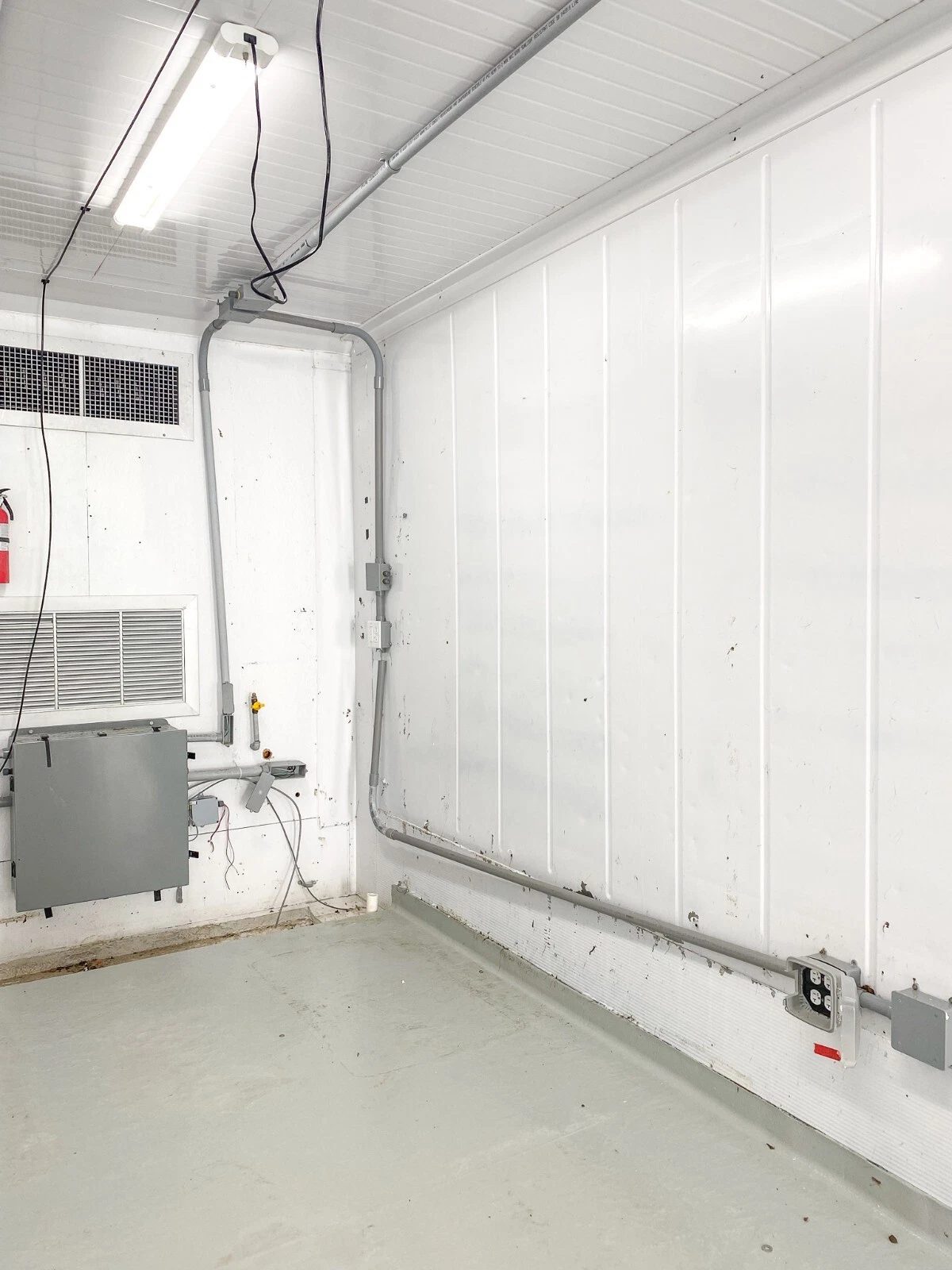 40ft High Cube Insulated Container – Lighting and Electrical – Empty insulated interior with vents, electrical conduit and outlets