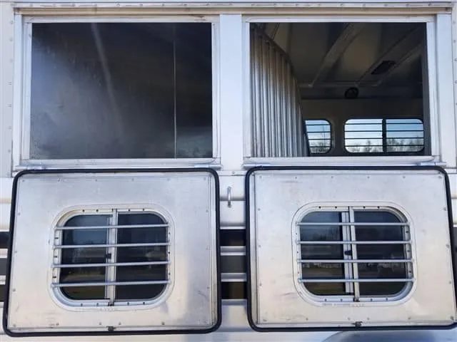 2001 4 Star 2 Horse Bumper Pull Trailer – Slant Load – Close up of the drop down windows on the street side of the trailer