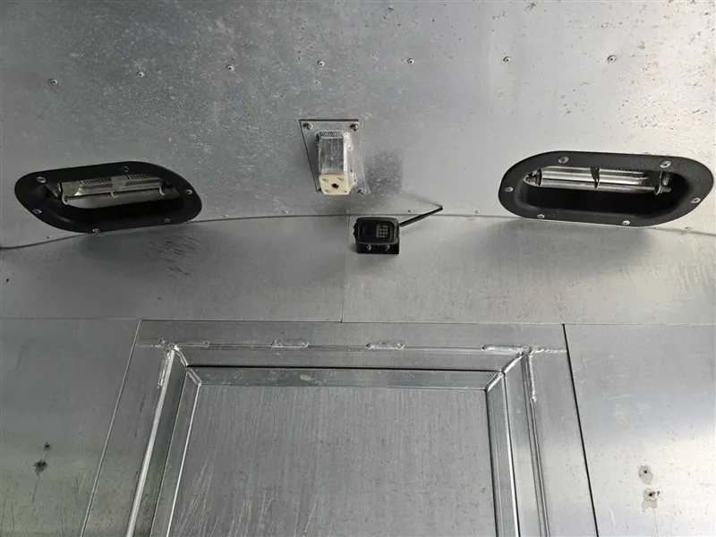 2000 C&C 2 Horse Gooseneck Trailer – Aluminum, Dressing Room – Ceiling view of the horse area showing two pop-up vents and a camera