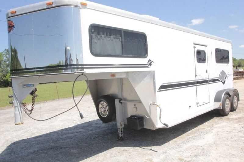 1999 Sundowner 20 ft Horse Trailer – Weekender – White gooseneck horse trailer with chrome nose and black stripes, three-quarter front view