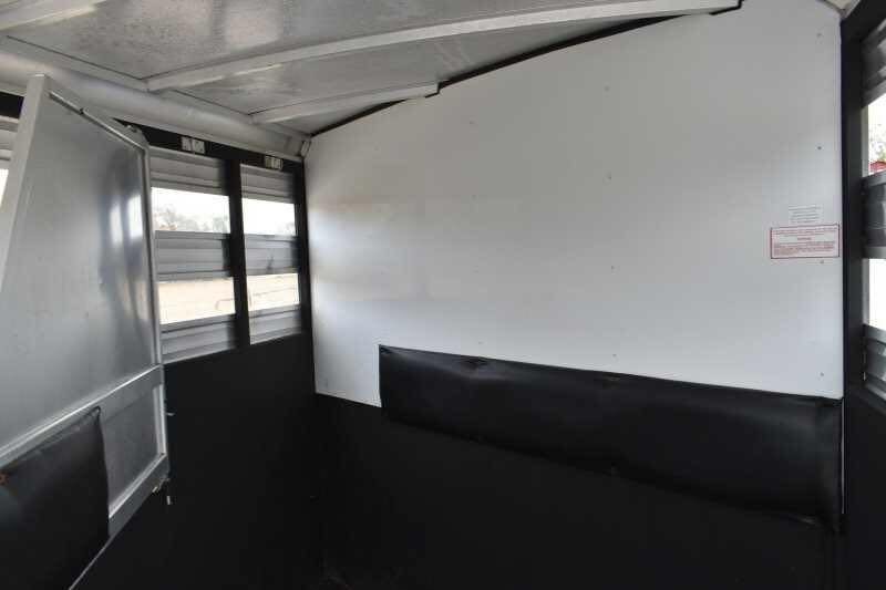 2005 Sundowner 2 Horse Trailer – Sunlite Straight Load – Interior wall of the horse stall with padding and ventilation slats