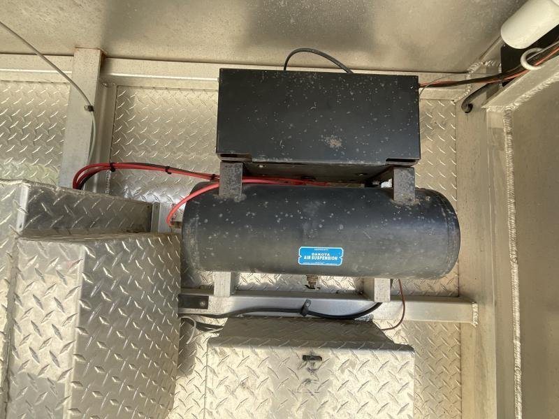 2005 Jamco 4 Horse Gooseneck Trailer – Blue, Air Suspension – Air suspension components and air tank mounted under the gooseneck
