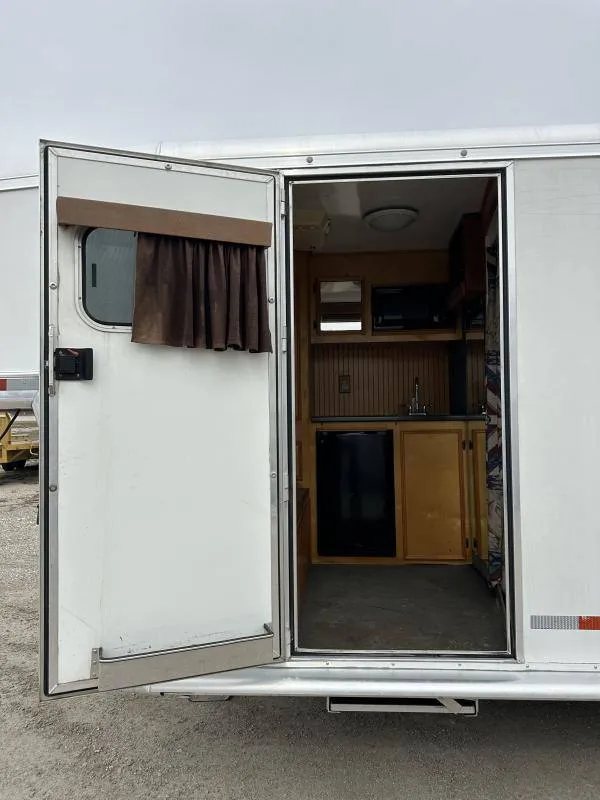 2004 Hart 3 Horse Gooseneck Trailer – Weekender Living Quarters – Looking through the open side door into the living quarters area