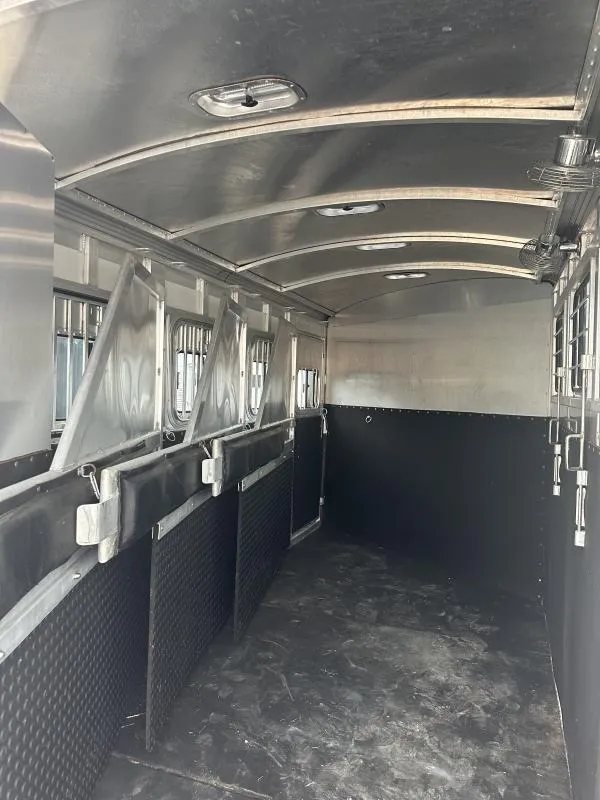 2004 Cherokee Trailers 4-Horse Gooseneck – Rear Tack – Horse stall area showing padded dividers and roof vents