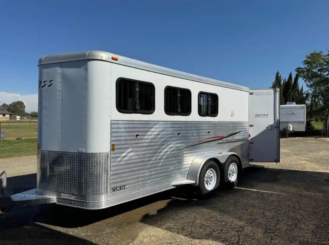 2008 Exiss Sport ES 30B 3 Horse Trailer – Slant Load – Rear three-quarter exterior view of a silver horse trailer under a clear blue sky
